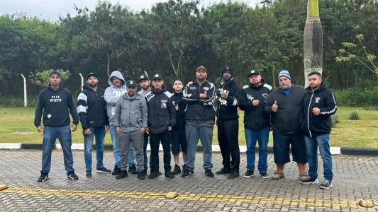 Membros da Gaviões da Fiel estiveram no CT Joaquim Grava