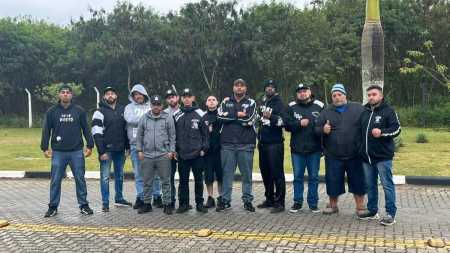 Membros da Gaviões da Fiel estiveram no CT Joaquim Grava