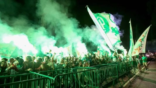 Membros da organizada do Palmeiras picham muros do Allianz Parque em protesto