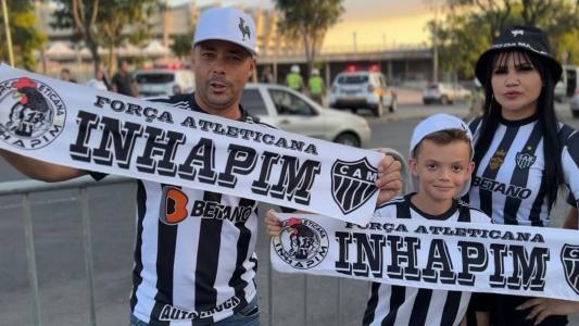 Membros de caravanas se concentram em frente ao Mineirão antes de jogo do Atlético