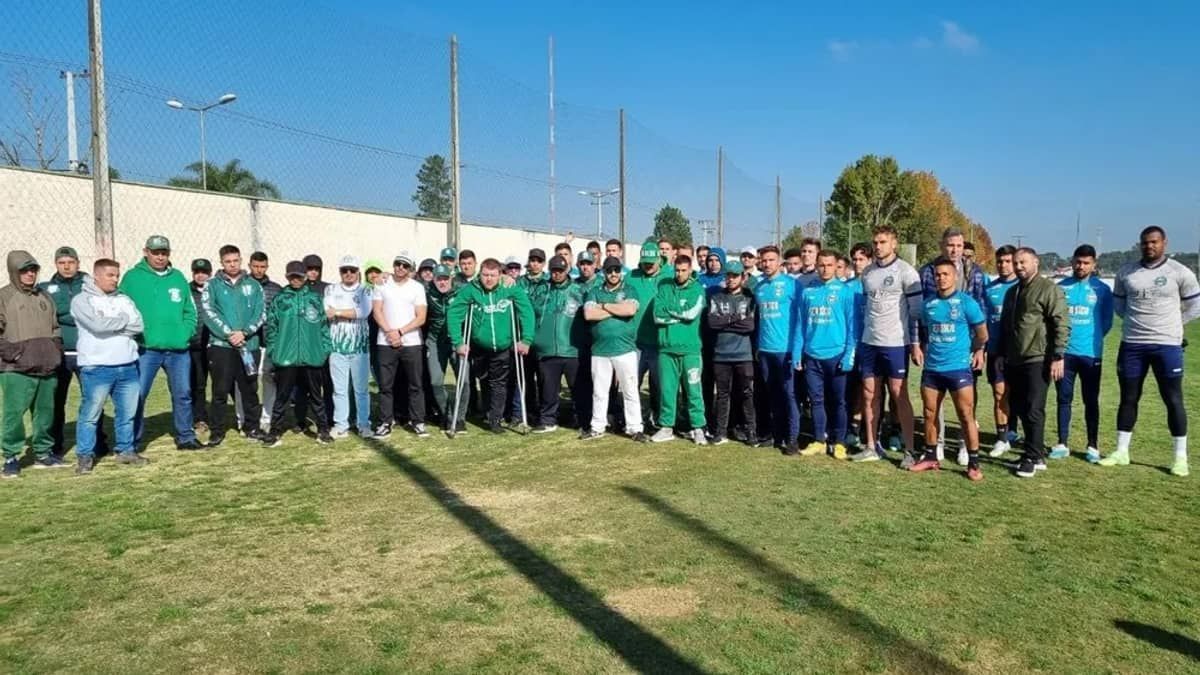 Membros de organizada do Coritiba protestam no CT e conversam com jogadores