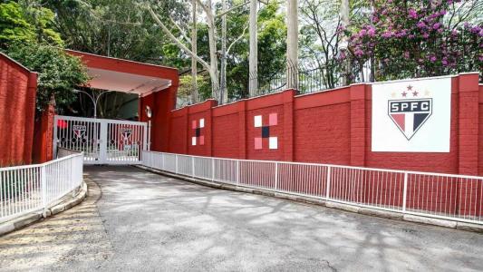 Membros de organizada do São Paulo estiveram nesta segunda (3) no CT da Barra Funda
