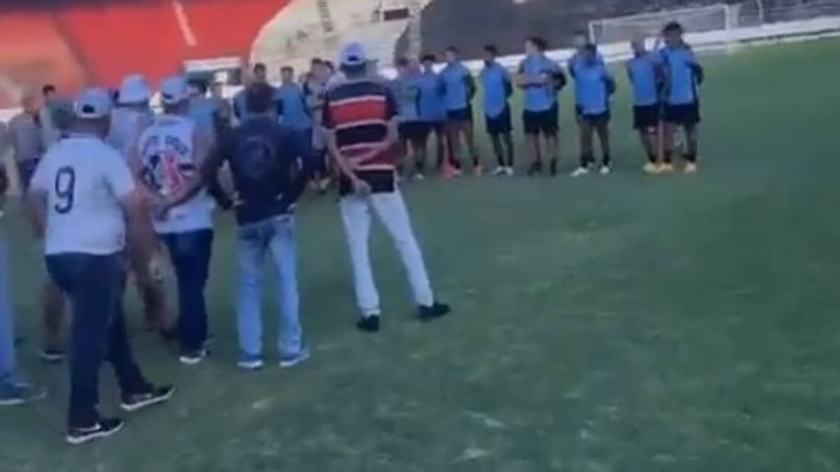 Uniformizada do Santa Cruz invade treino para protestar contra elenco