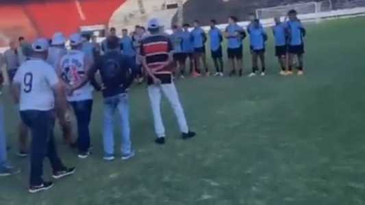 Membros de uma organizada do Santa Cruz protestaram contra os atletas