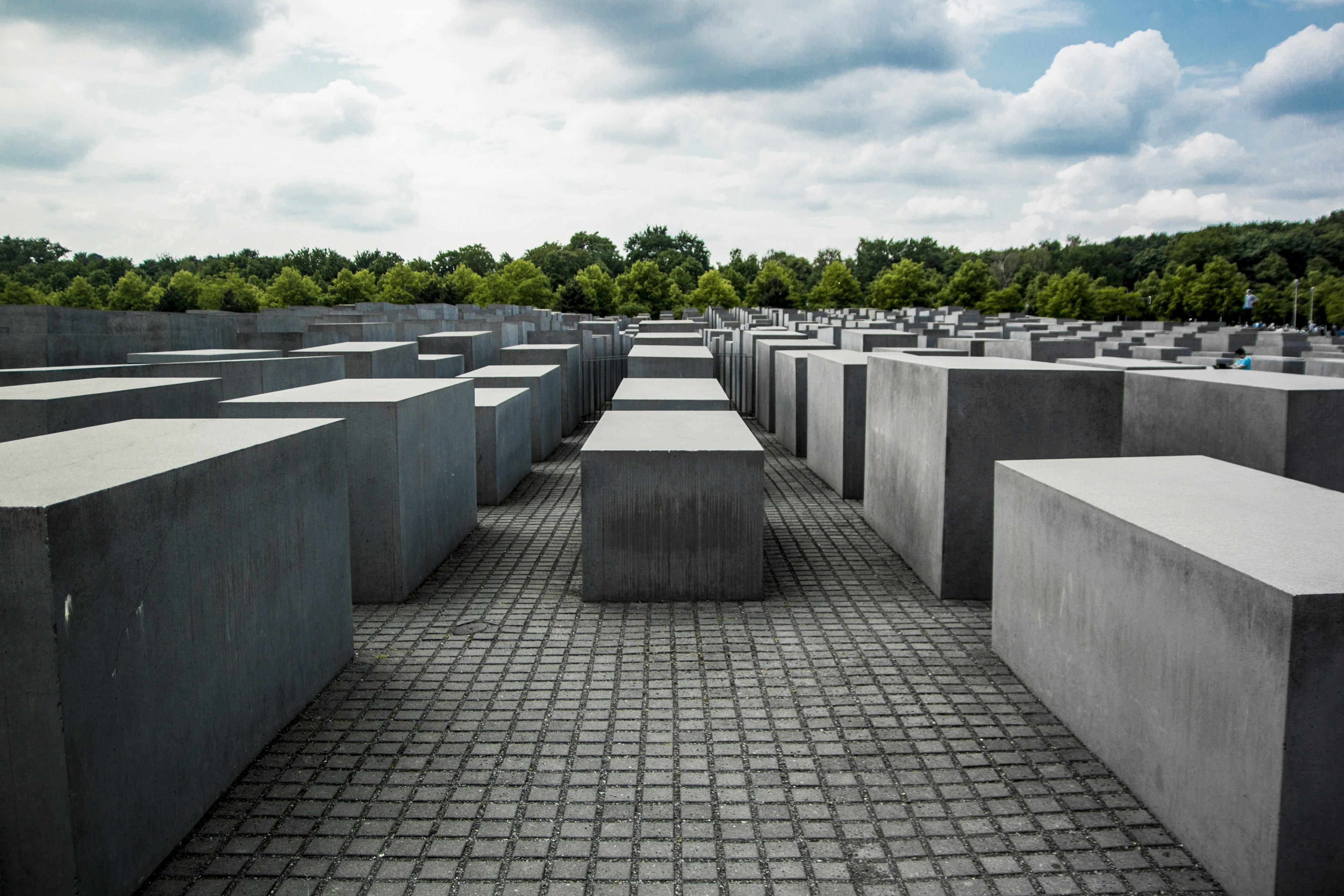 Homem fica gravemente ferido após ataque no Memorial do Holocausto em Berlim, diz polícia