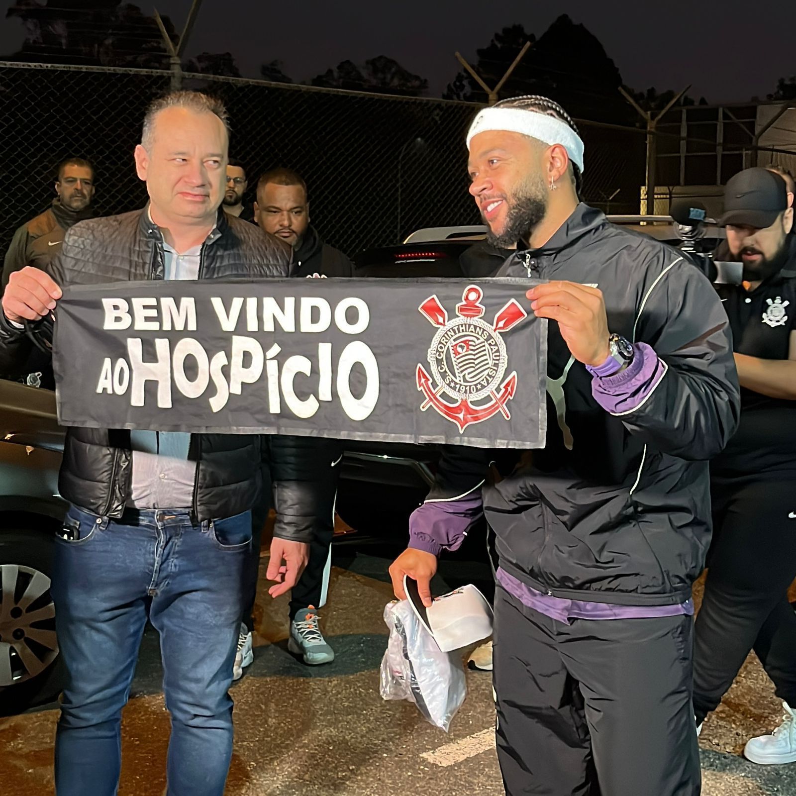 Depay 'engana' torcedores do Corinthians, mas agradece recepção; veja a chegada ao Brasil