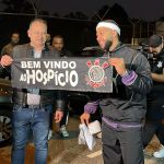 Depay 'engana' torcedores do Corinthians, mas agradece recepção; veja a chegada ao Brasil