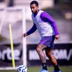 Fabinho Soldado se posiciona após falta de Memphis Depay em treino do Corinthians