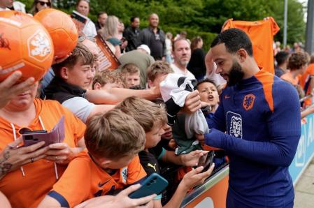 Memphis Depay atende torcedores da Holanda antes de treino para jogo contra a Finlândia