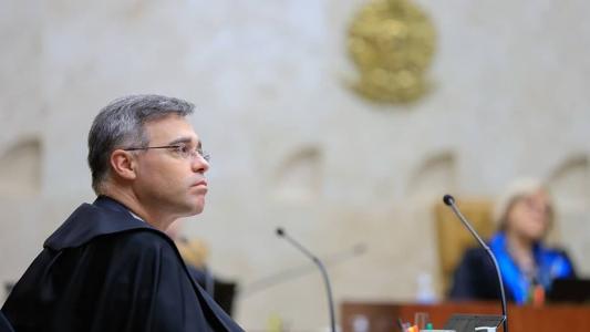 Mendonça determinou suspensão sobre ações que tratam de tributação sobre terço de férias