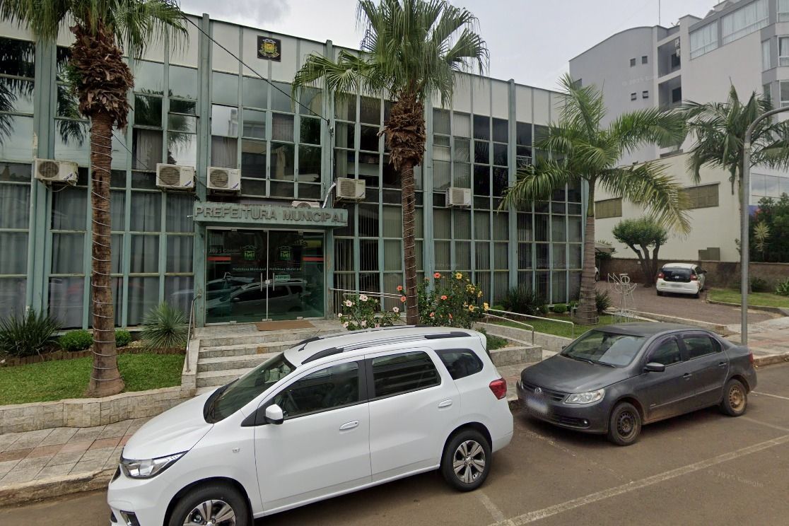 Trave de gol cai sobre criança em escola de SC e menina perde pâncreas e parte do braço