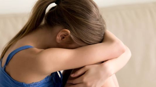 Menina de 6 anos grava o próprio estupro, compartilha na rede social do suspeito e homem é liberado por falta de flagrante