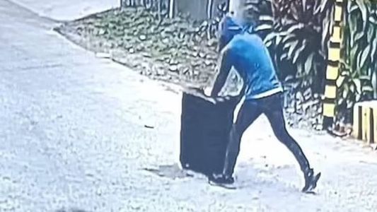 Menina de oito anos é levada pelas ruas da cidade e câmeras de segurança flagram momento