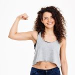Diga adeus às asas de morcego: 3 exercícios poderosos de pilates para tonificar os braços em casa