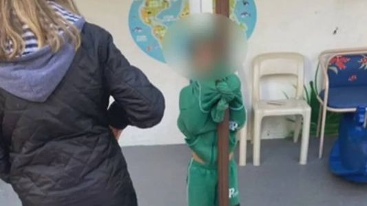 Menino foi flagrado amarrado com a blusa em poste da escola