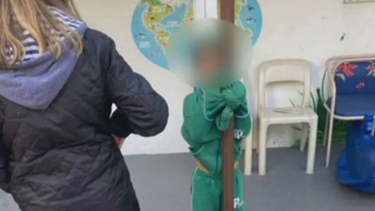 Menino foi flagrado amarrado com a blusa em poste da escola