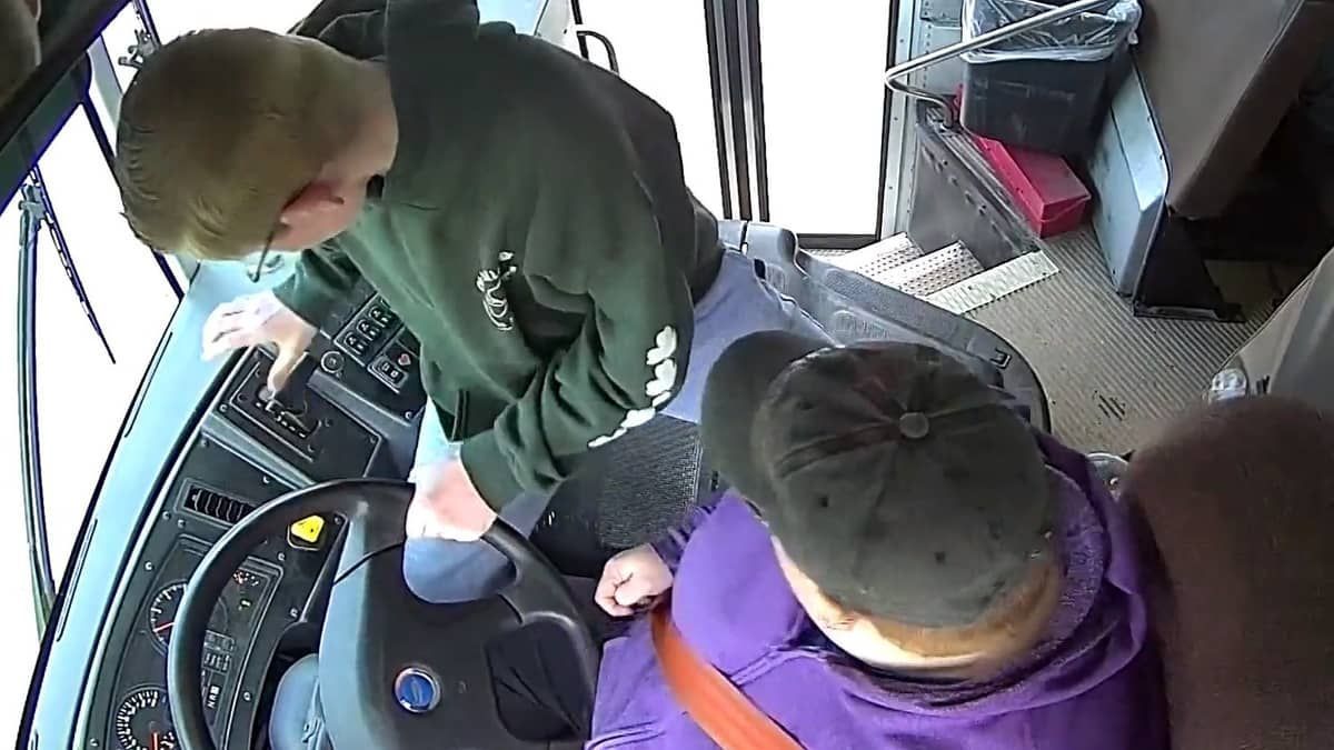 Garoto de 13 anos para ônibus escolar após motorista passar mal e virá 'herói'
