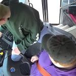 Garoto de 13 anos para ônibus escolar após motorista passar mal e virá 'herói'