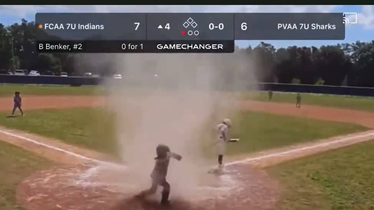 Árbitro salva atleta mirim de 'mini tornado' durante jogo de beisebol; assista 