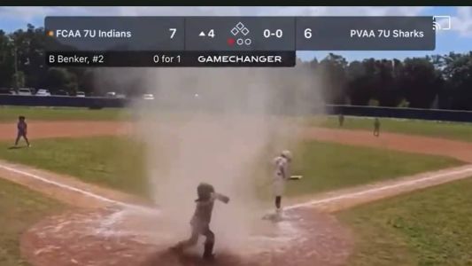 Menino se assusta com "mini tornado" em partida mirim de beisebol
