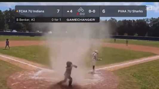 Menino se assusta com "mini tornado" em partida mirim de beisebol