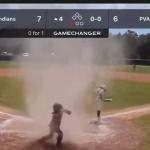 Árbitro salva atleta mirim de 'mini tornado' durante jogo de beisebol; assista