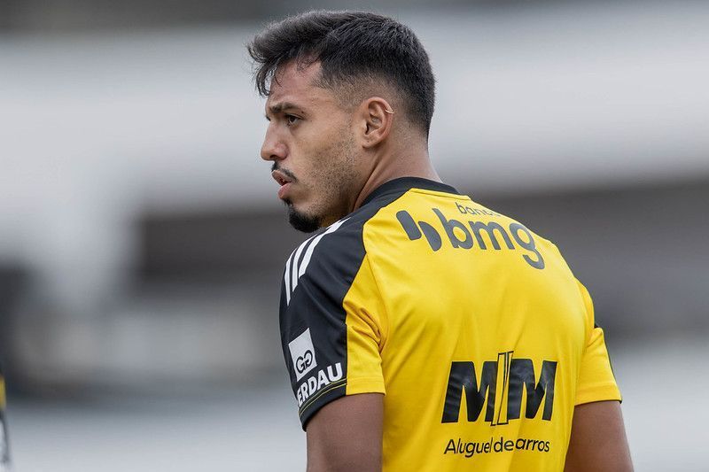 Gabriel Menino é desfalque do Atlético em duelo contra o Corinthians; saiba motivo
