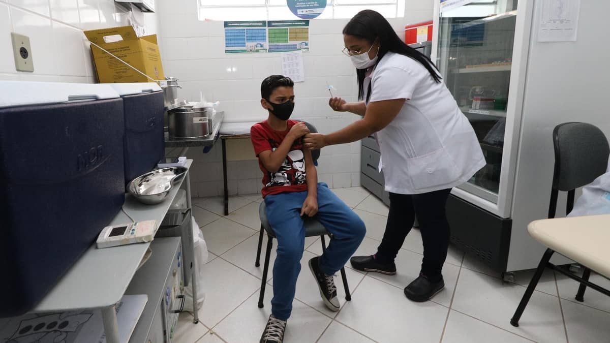 Vacina do HPV está abaixo da meta em MG e governo faz alerta para que crianças de 9 a 14 anos sejam imunizadas