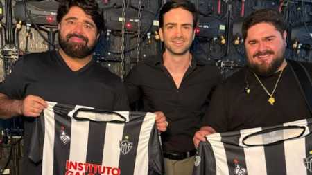 Dupla César Menotti e Fabiano com camisas do Instituto Galo após show na Arena MRV em 2025
