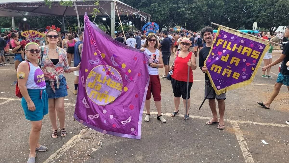 Bloco de carnaval homenageia cuidadoras de pessoas com Alzheimer em Brasília