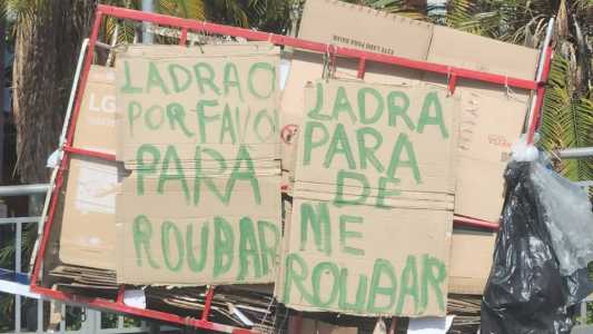 Mensagem escrita em papelão tenta sensibilizar ladrões de sucata