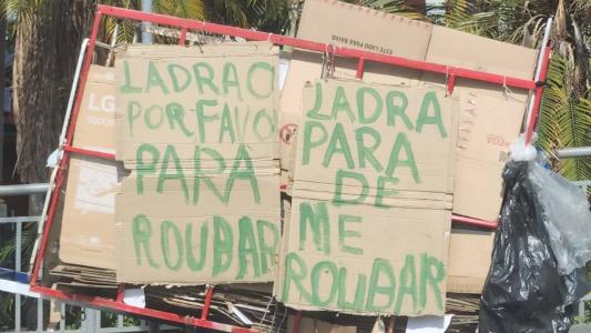 Mensagem escrita em papelão tenta sensibilizar ladrões de sucata