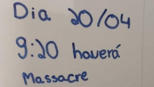 Mensagem foi escrita no banheiro da escola