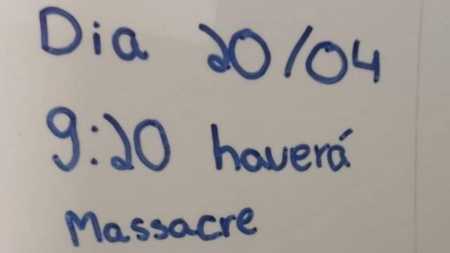 Mensagem foi escrita no banheiro da escola