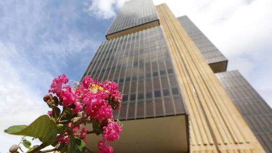 Mercado eleva projeção de inflação para 6,03% ao ano, aponta Focus.