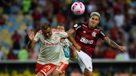 Mercado, (esq) do Internacional, e Pedro (dir), do Flamengo