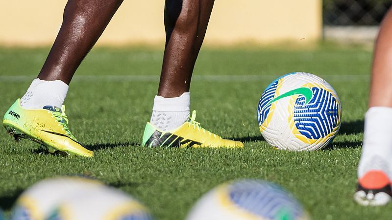 'Cria' do Cruzeiro surpreende em treino com chuteira vintage