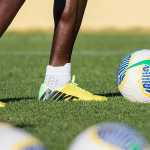 'Cria' do Cruzeiro surpreende em treino com chuteira vintage