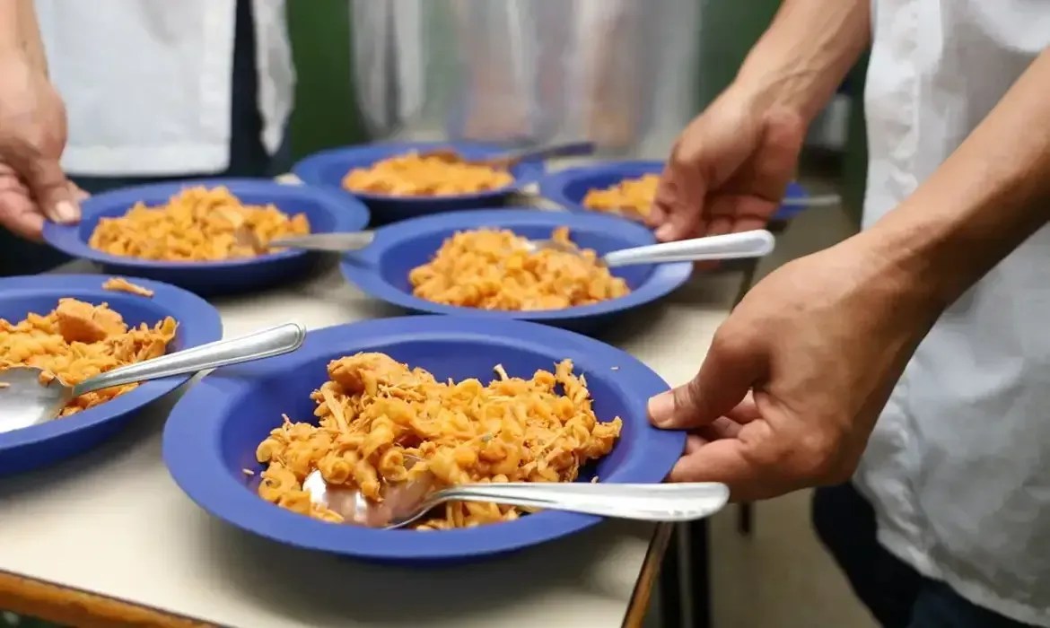 Diretor será indenizado após ser colocado para distribuir merenda em escola