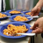 Diretor será indenizado após ser colocado para distribuir merenda em escola
