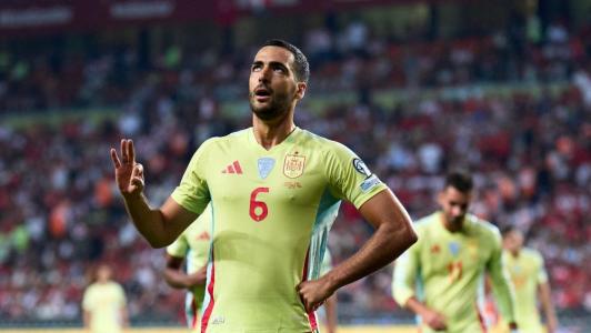 Mikel Merino, da Espanha, comemora gol sobre a Turquia pelas Eliminatórias