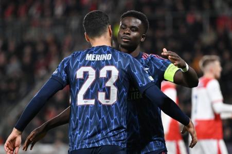 Mikel Merino e Bukayo Saka comemoram gol em Slavia Praga 0 x 3 Arsenal, pela Champions League 2025/2026