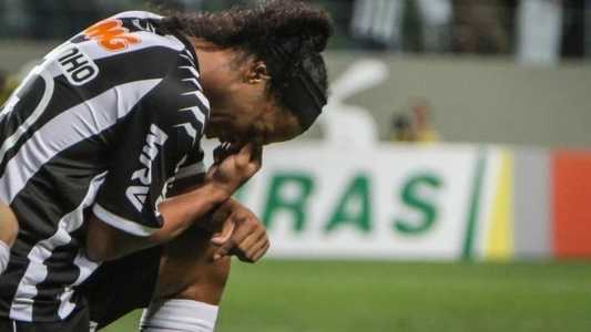 Mesmo abalado pela morte do padrasto, Ronaldinho entrou em campo e decidiu goleada do Atlético
