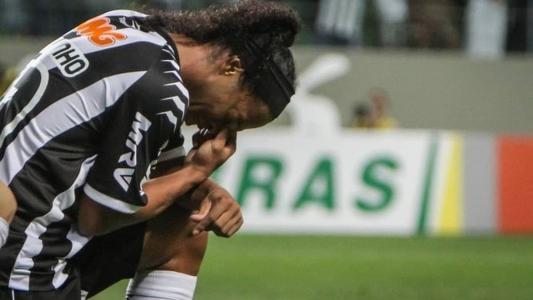 Mesmo abalado pela morte do padrasto, Ronaldinho entrou em campo e decidiu goleada do Atlético