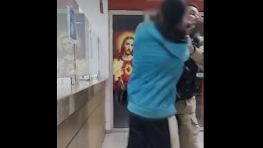 Mesmo algemado, adolescente acerto soco no rosto de PM