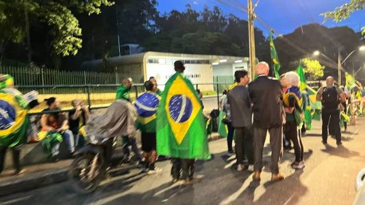 Mesmo após ação da Guarda Municipal, manifestantes continuam ocupando uma faixa em cada sentido na Raja Gabaglia