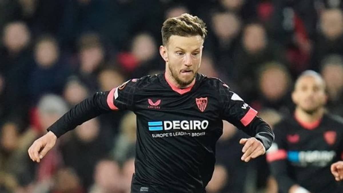 Sevilha perde para o PSV mas avança às oitavas da Liga Europa