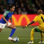 Brasil esbarra na defesa jamaicana, apenas empata, e está fora da Copa do Mundo