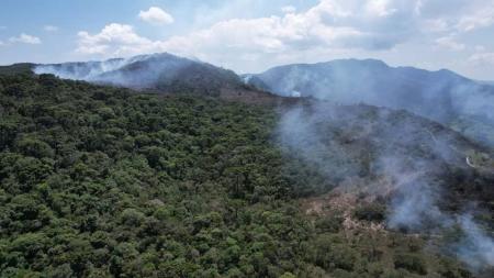 Mesmo fora do período de estiagem, bombeiros voltam a combater incêndios florestais no estado