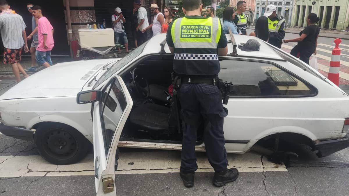 Motorista é preso dirigindo carro sem roda traseira perto de foliões no Centro de Belo Horizonte